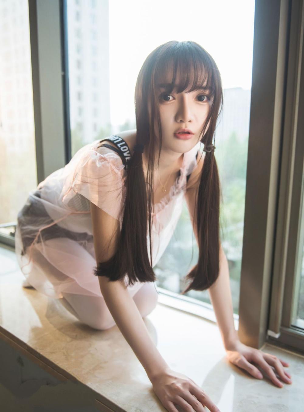 清纯妹子的奇妙穿搭看不懂一双白丝袜长腿还是挺漂亮的