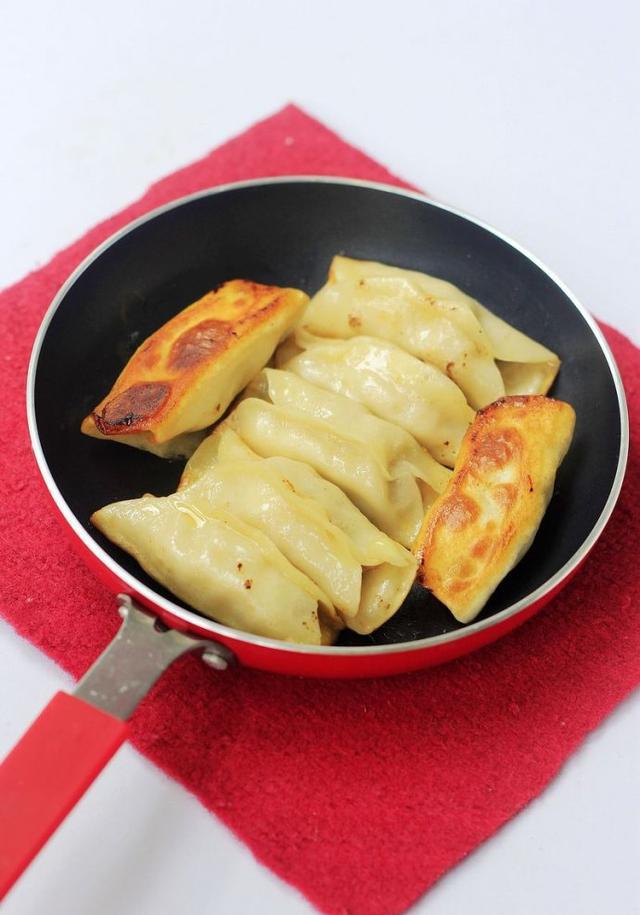 馅鲜汁多底焦脆的羊肉锅贴