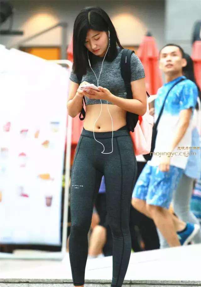 路人街拍, 紧身露脐装逛街的小姐姐, 太开放了呀
