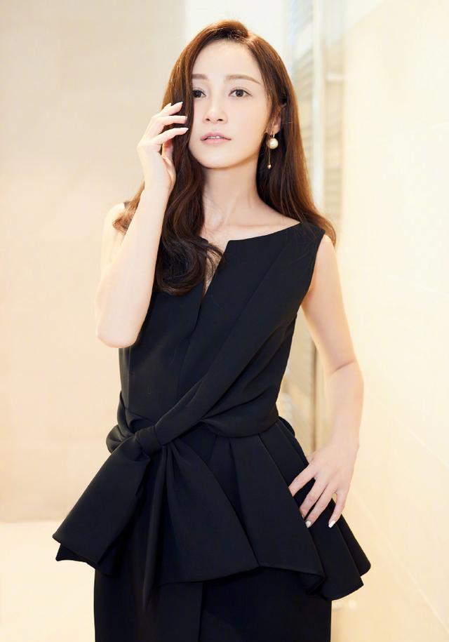 35岁姚笛黑色礼服出席活动, 不再受到文章影响, 看上去越活越自信