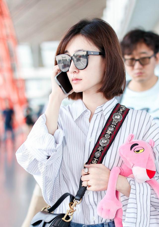 衣摆塞裙腰太平淡了,王丽坤把衬衫从短裙里扯出来,反而更时髦!