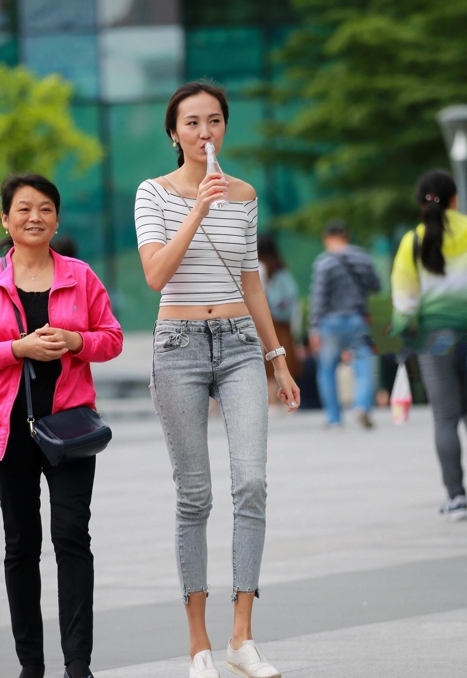 街拍身高堪比男生的曼妙美女一米九身高很显眼