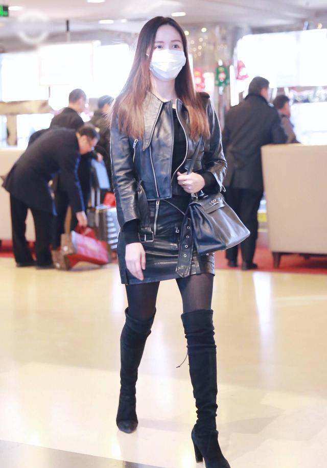 娄艺潇的衣品很不稳定,就拿这次的搭配来说,小皮衣加小皮裙,看似帅气