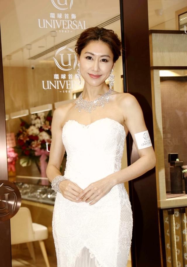 tvb花旦胡定欣出席活动,身着一袭白色晚礼裙,尽显优雅气质!