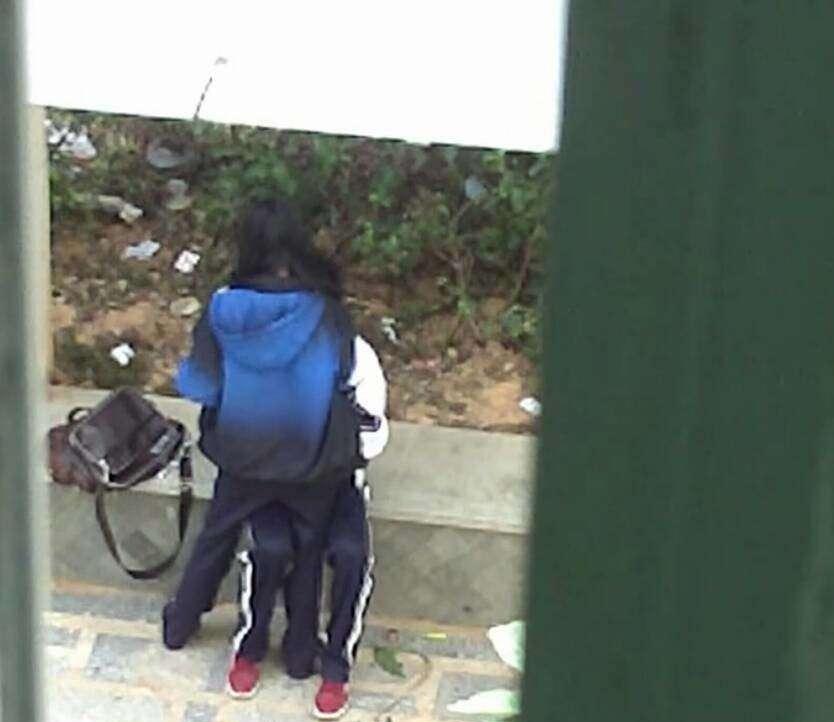 初中小情侣大清早在公园做这种事, 真是恬不知耻