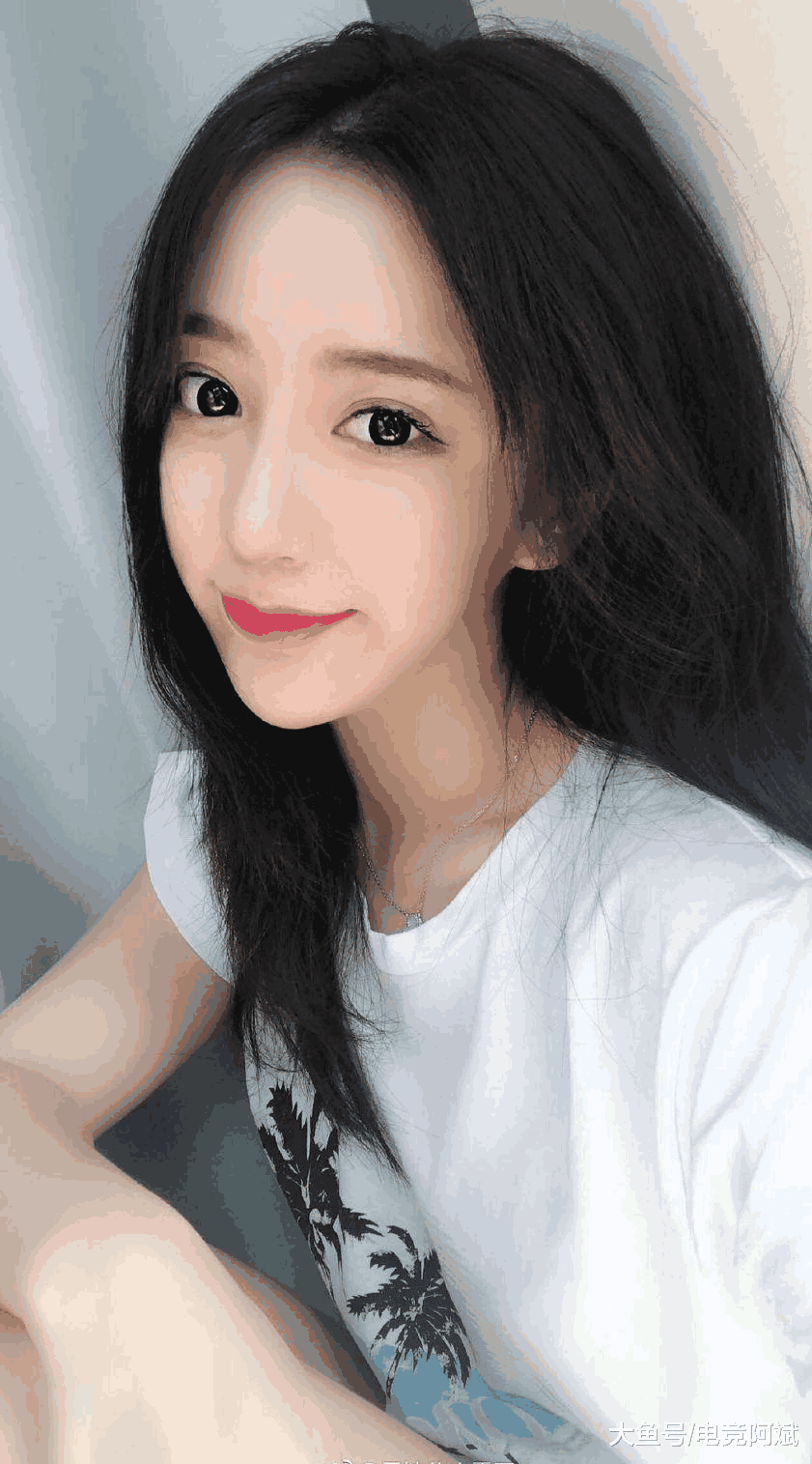 绝地求生: 呆妹晒美照称自己很温柔, 暗藏大秘密, 网友说舌头不错