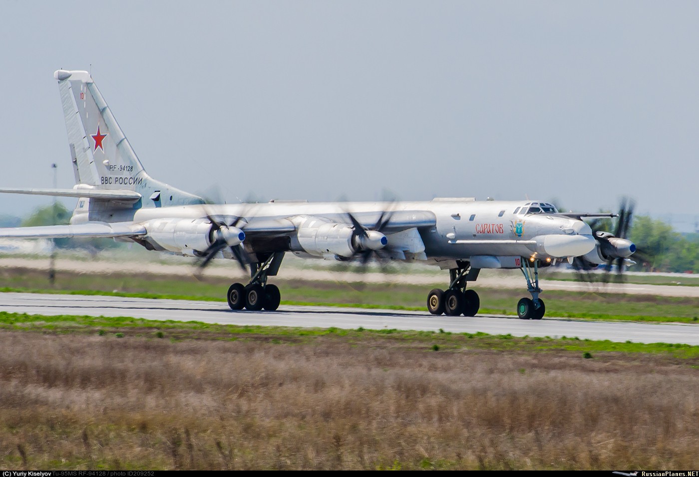 苏联俄罗斯图95熊式轰炸机虽是涡桨的但是航程远仍在使用中