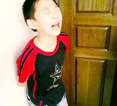 小学生课堂大哭:名字"太像女孩儿",老师一点名全班都爆笑!