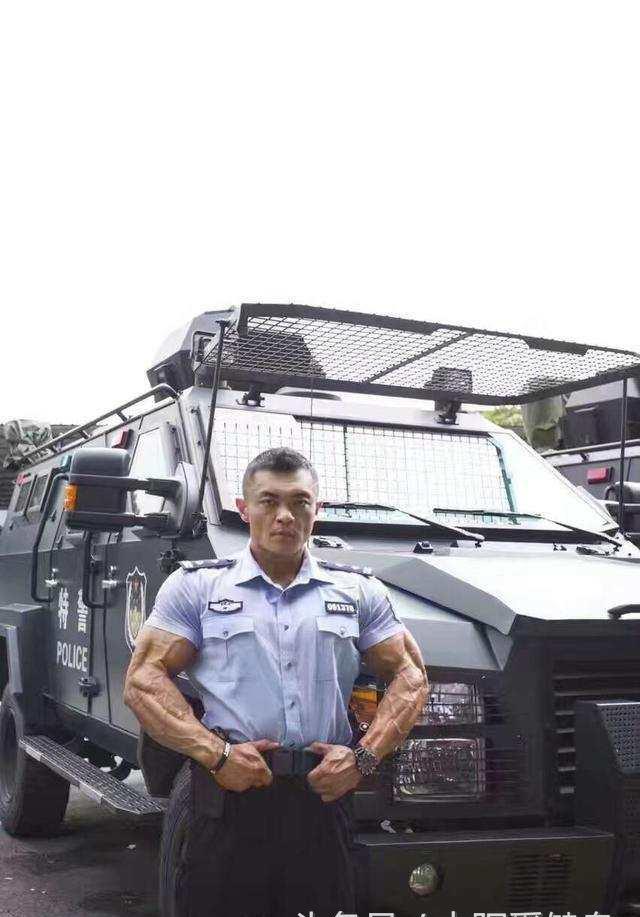 中国特警亮肌肉,中国版的施瓦辛格,安全感十足