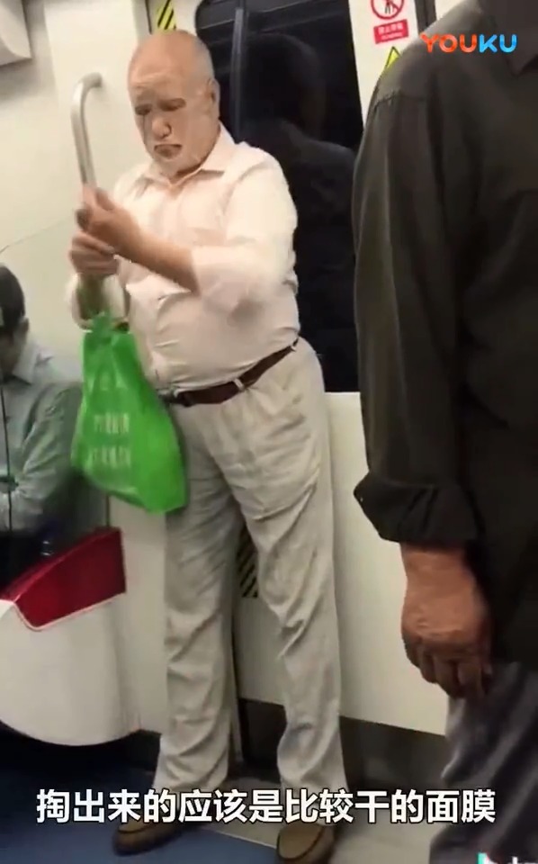 沈阳地铁遇到的精致的老大爷,这保养程度,我是服气的!