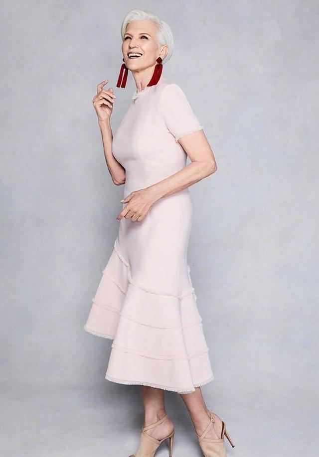 60多岁奶奶化身摩登女郎,大秀好身材,等你老了也这么时尚好不好