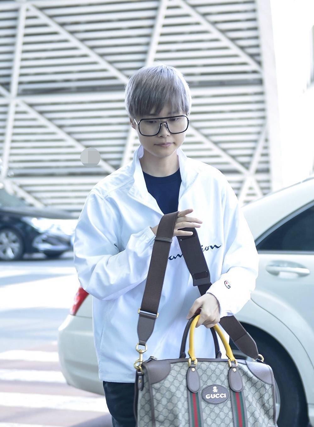 李宇春机场街拍, 黑白运动套装休闲又可爱