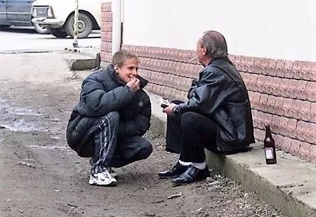 俄罗斯黑帮嗑瓜子上瘾,称:戒瓜子比戒烟还难