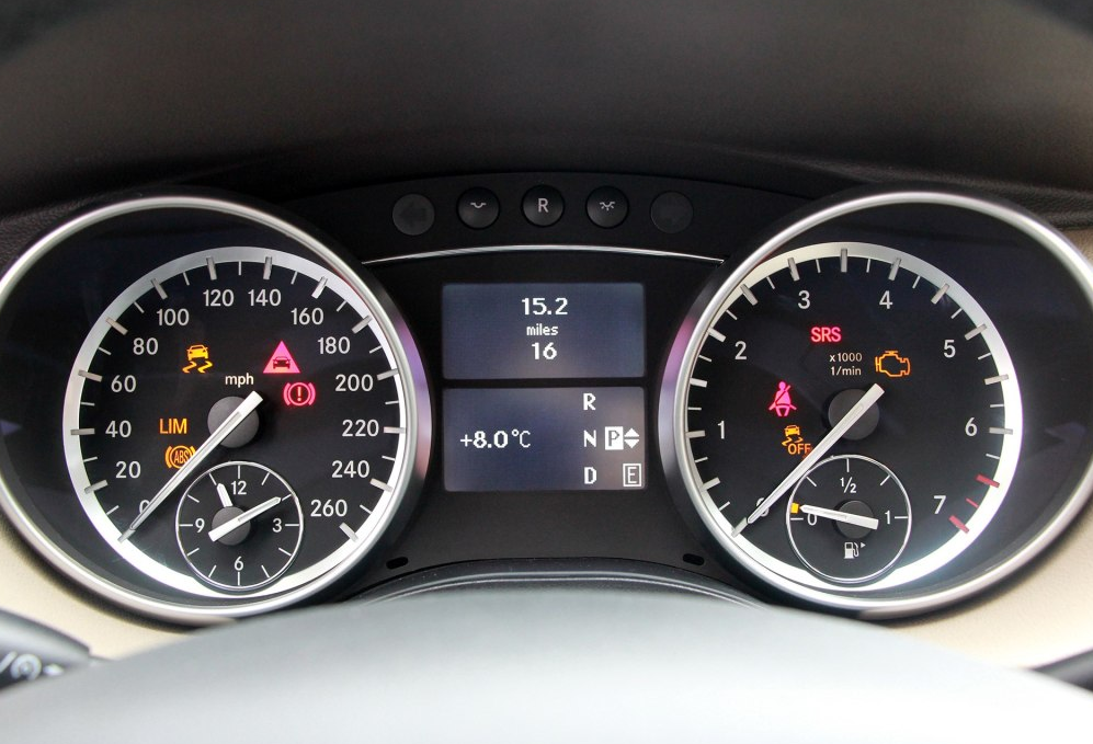 同价位的奔驰竟卖不过丰田这台r350的二手车也无人问津