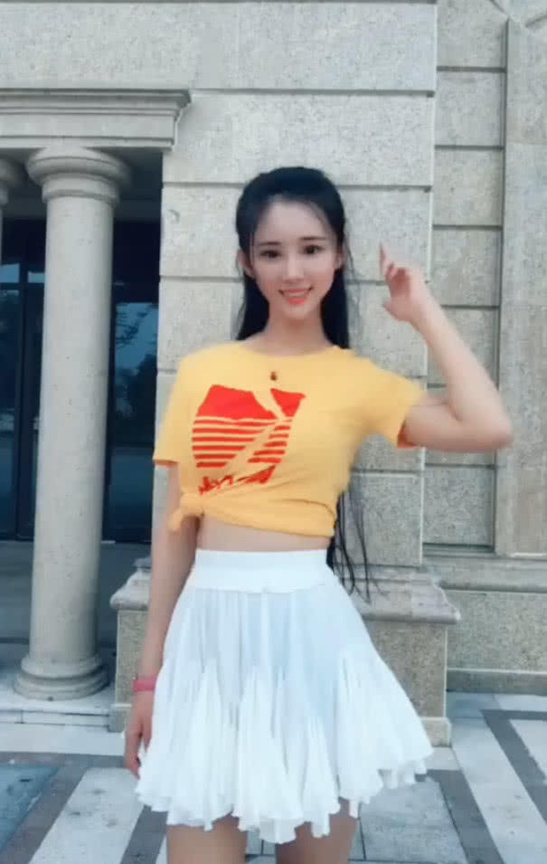 抖音小姐姐户外热舞,一阵风掀起了裙子,网友:这风一定是雌性