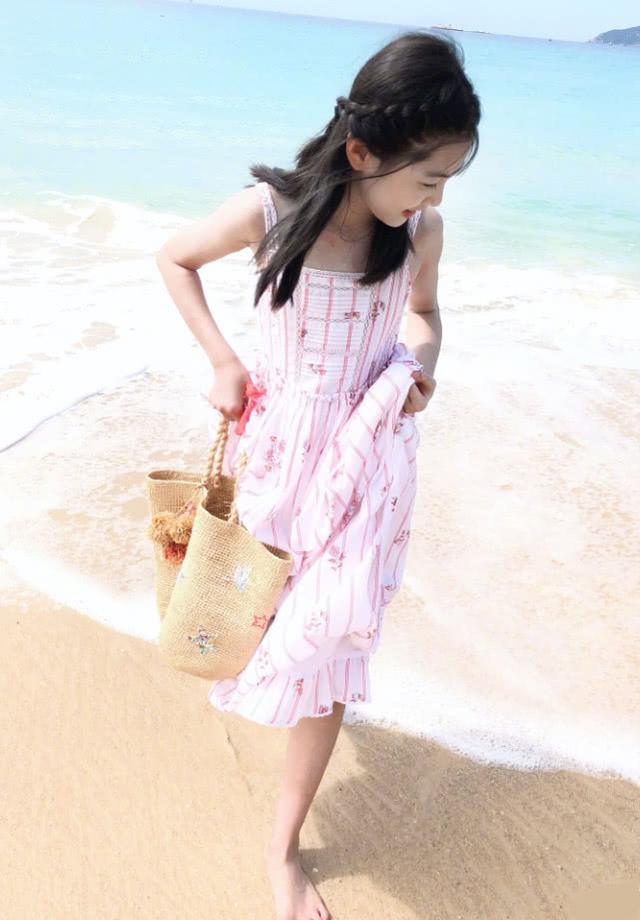 10岁的张籽沐穿一身粉裙秀大长腿