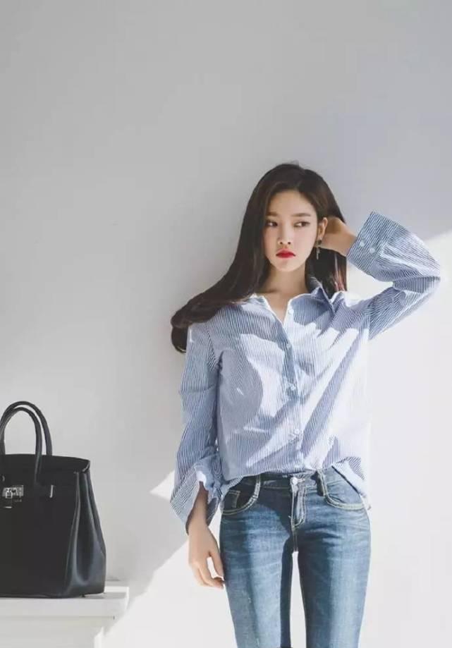 蓝色条纹衬衣美女牛仔长裤逆天长腿