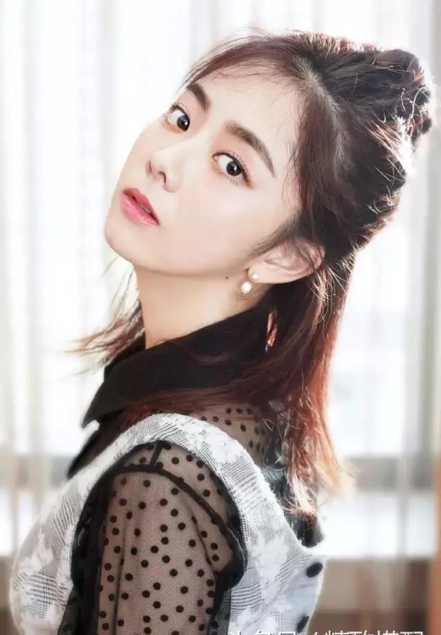 乔妹一身素裙搭配裸妆,只用橘色的微光唇和亚麻色的弯弯眉点亮,清淡又