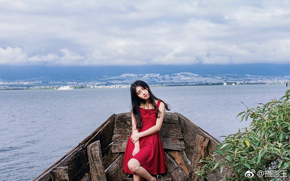 蓝天白云下的红裙少女娇美意境写真集