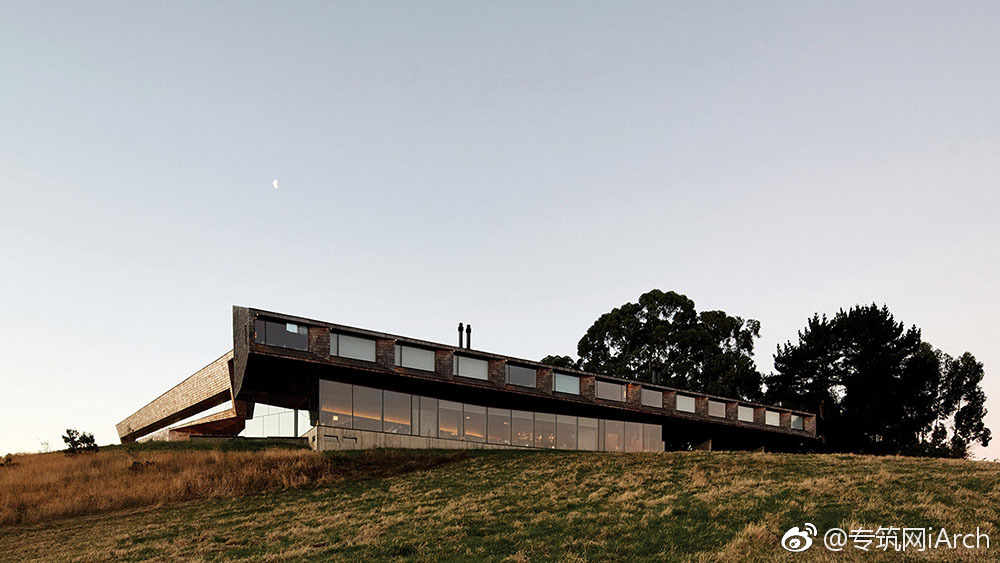 悬挑在山坡之上的智利海边酒店