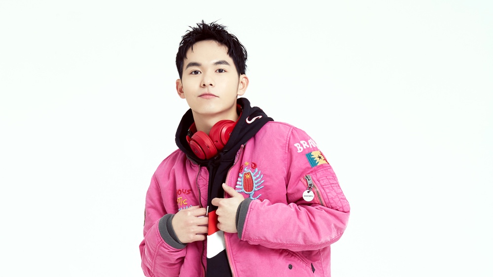 王成阳《岁岁年年柿柿红》致敬军人 演绎"最帅逆行者"