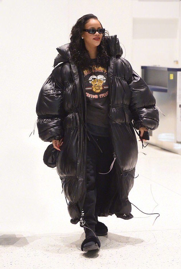蕾哈娜身穿长款羽绒服抵达纽约肯尼迪机场