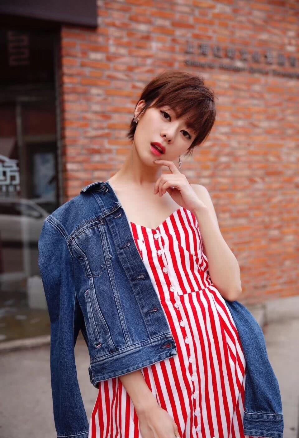 2013年的时候,她参演了《天真遇到现实》,饰演80后小娇妻唐菲菲.