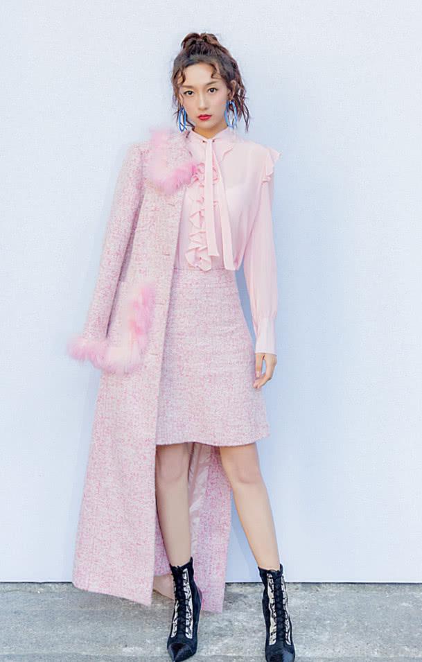 李若宁身穿粉色衣服甜美可爱,利落马尾挂"几根卷毛",很奇怪!