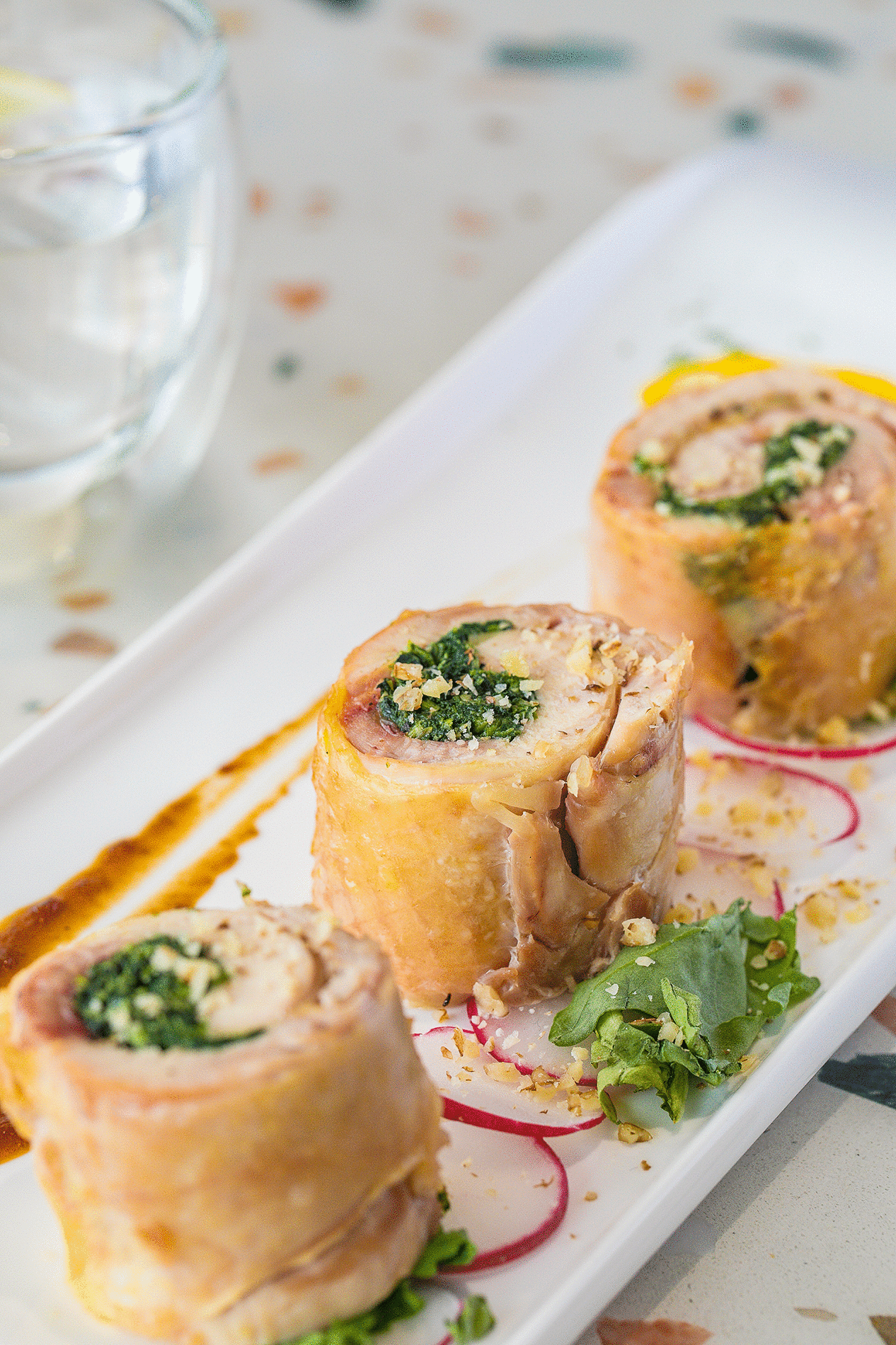 身为招牌菜可谓是精致法餐的代言嫩滑鸡腿肉中卷裹的菠菜末在烤制中一