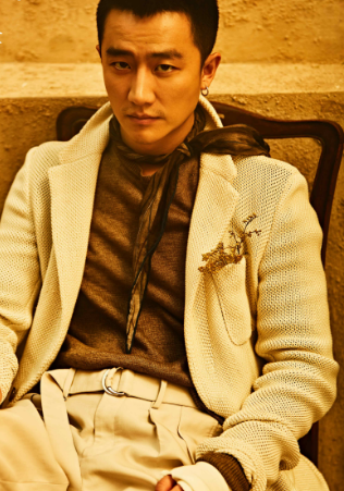 黄轩文艺写真七连拍,泛黄质感有回忆,寸头特有男人味儿,路转粉