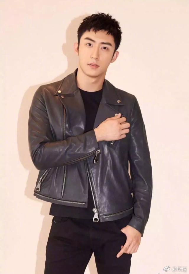 黄景瑜撞脸乾隆皇帝对比照一出,还真像!也有人说神似王大锤