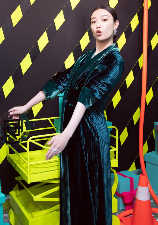 有什么倪妮驾驭不住吗?土掉渣的"腐竹睡衣",愣是穿出高级感!