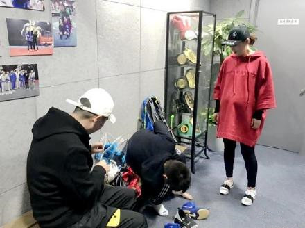 蒋勤勤怀孕四个月现身拳击馆 二胎孕肚侧面看