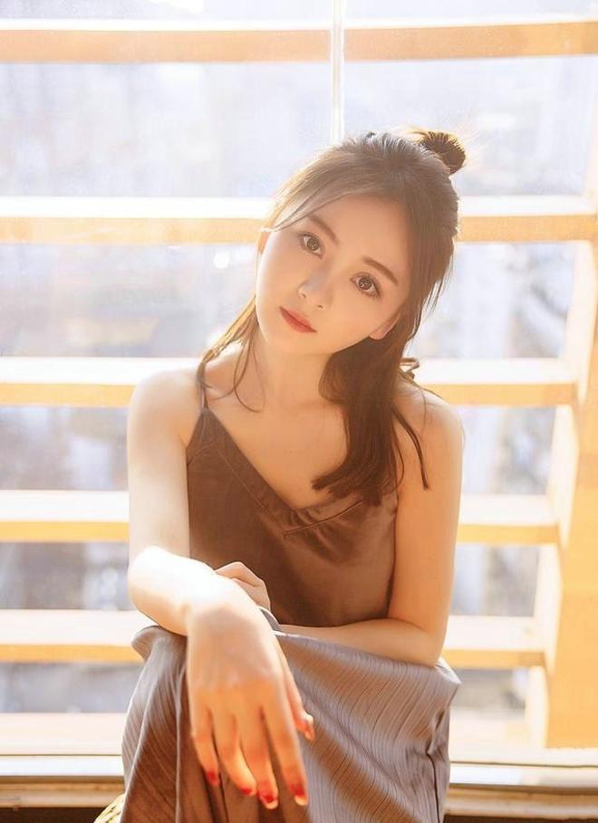 可爱少女搭配丝滑吊带长裙, 不仅穿出了清凉感, 还很有女人味