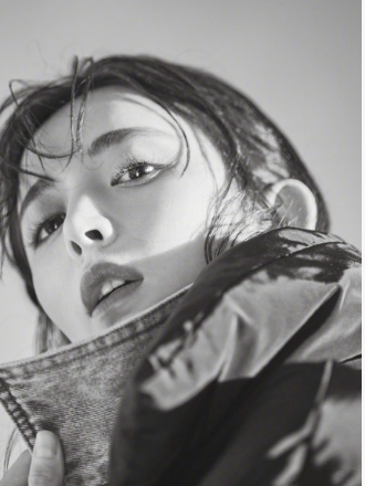 古力娜扎穿厚外套漫步海滩仰面感受阳光仙气十足