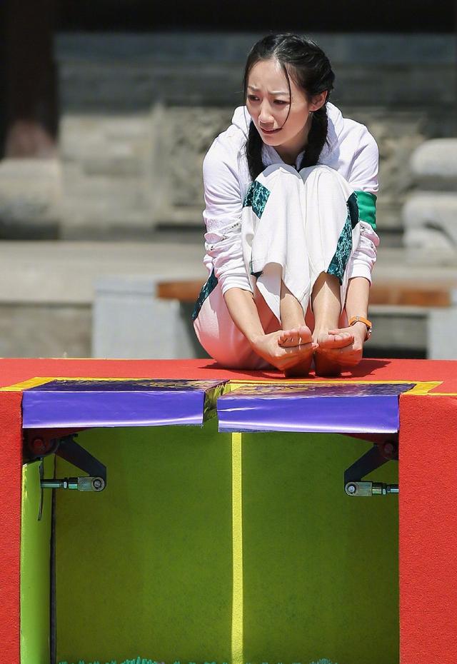 韩雪t恤配男友风短裤,穿搭随意像路人,能看的只剩腿了