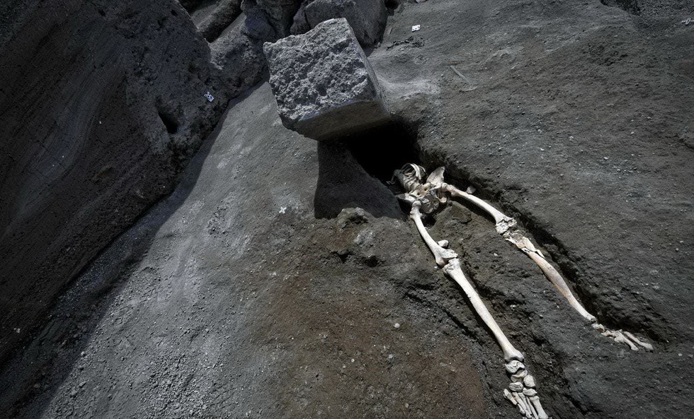 庞贝古城新发现,两千年前男子被石板锤到!