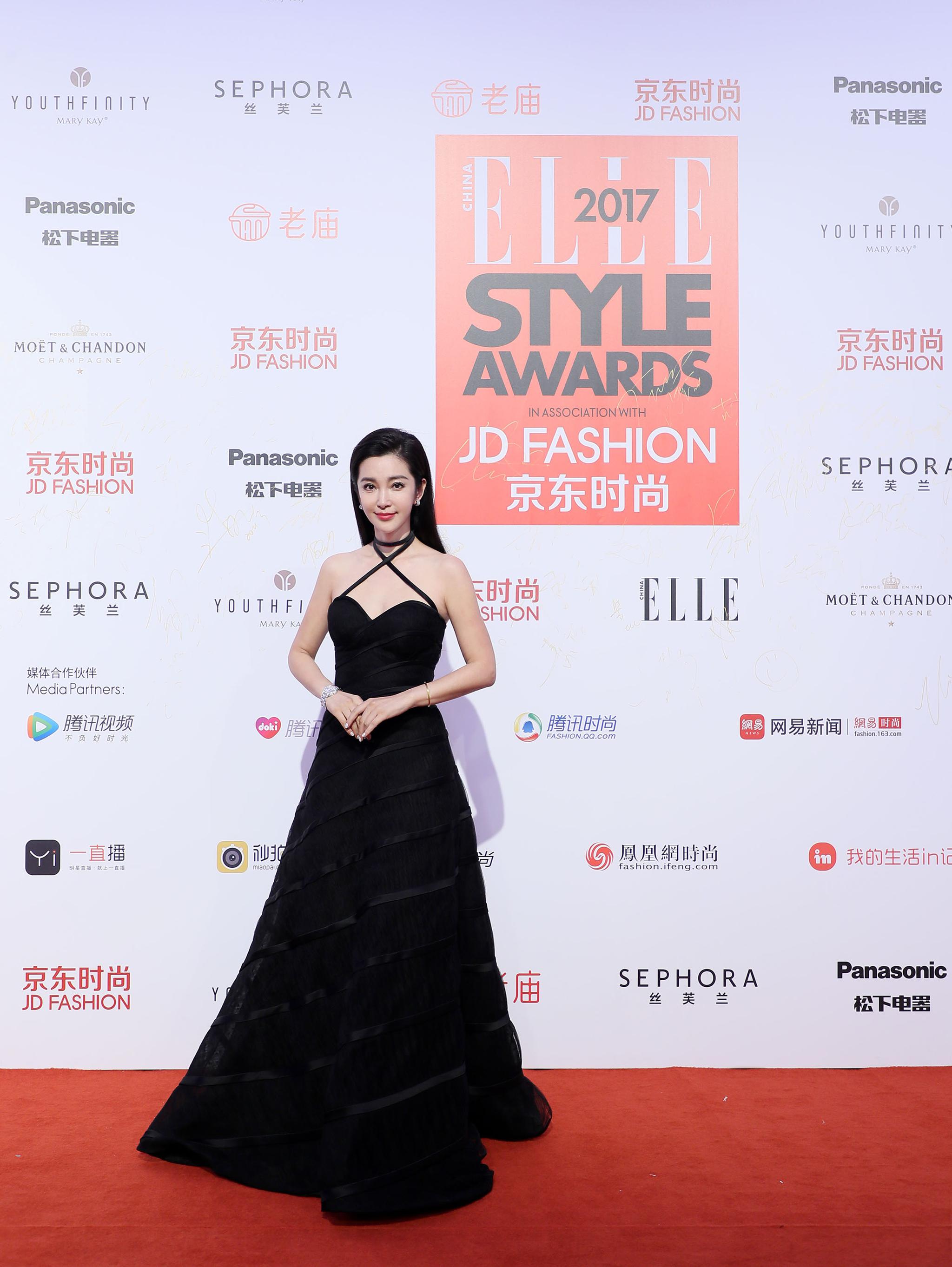 目前,由林妍导演,陈伟霆,白百何,李现,张宥浩等主演的电视剧《南方有