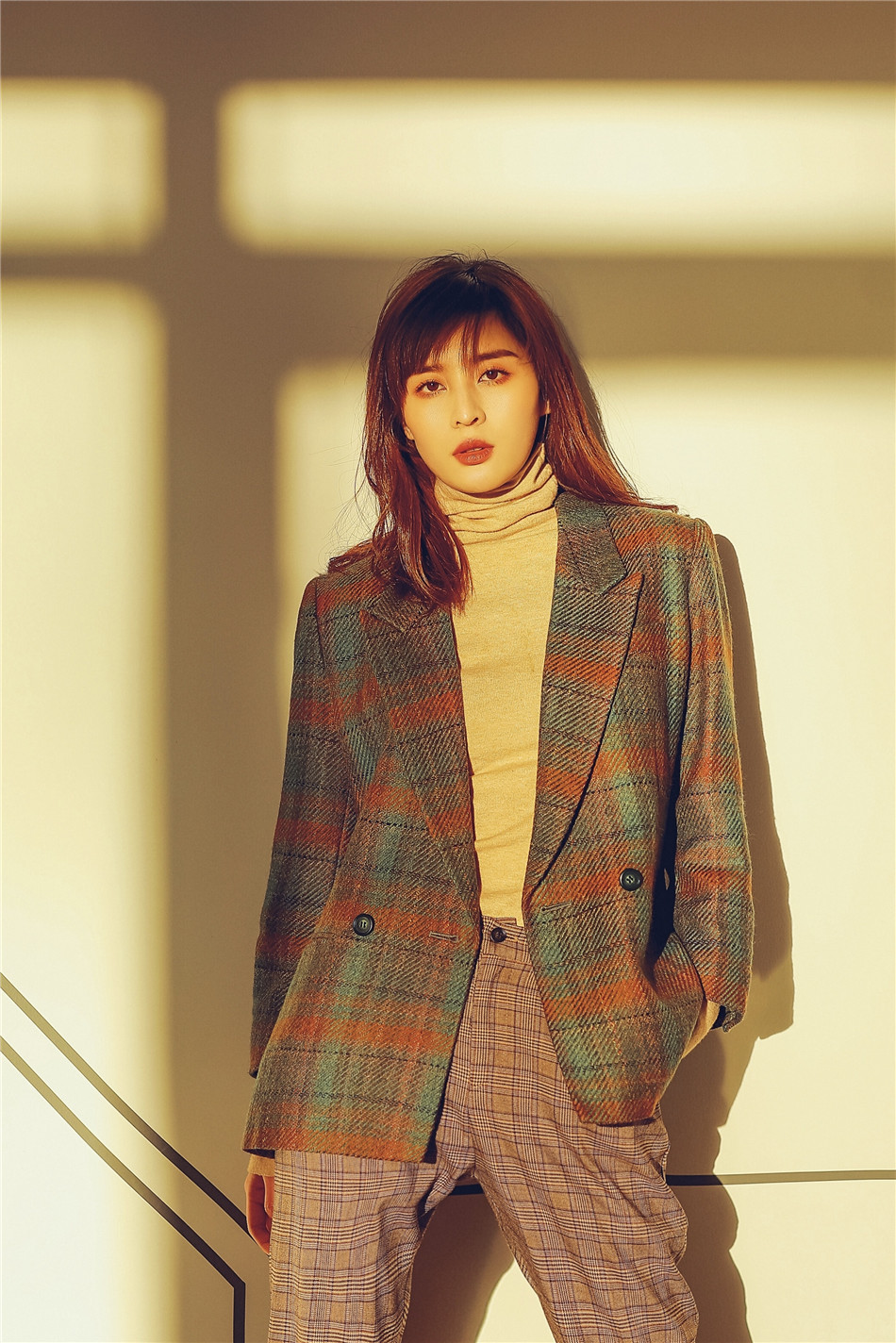 汤晶晶曝飒爽帅气写真 简约自在率性洒脱