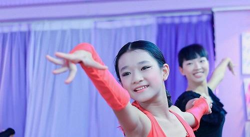 9岁女孩性早熟,去医院检查后,才发现是妈妈报的兴趣班引起的