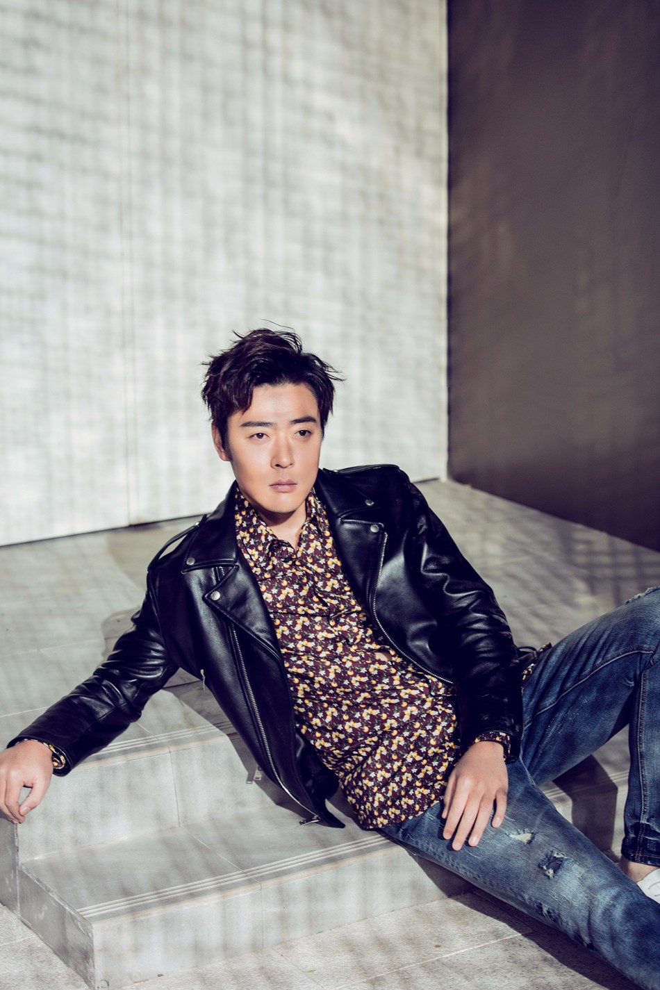 张桐街拍曝光大变样帅气沉稳尽显型男魅力