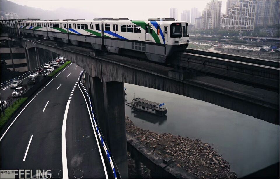 图为穿梭自如的重庆轨道交通.