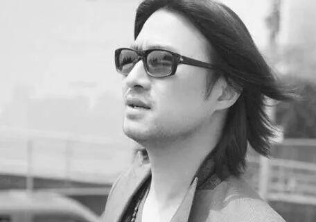 汪峰年轻的时照片已经摇滚范儿十足网友很有男子气概