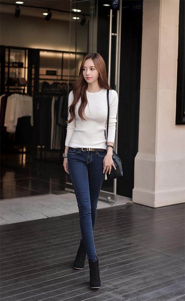 牛仔裤让你平时穿着随意一些尽显女性婀娜多姿的优雅气质,简单干净的