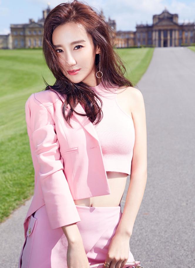 高洋外套被剪掉了一半她露出杨柳腰这是要选美的节奏真会穿