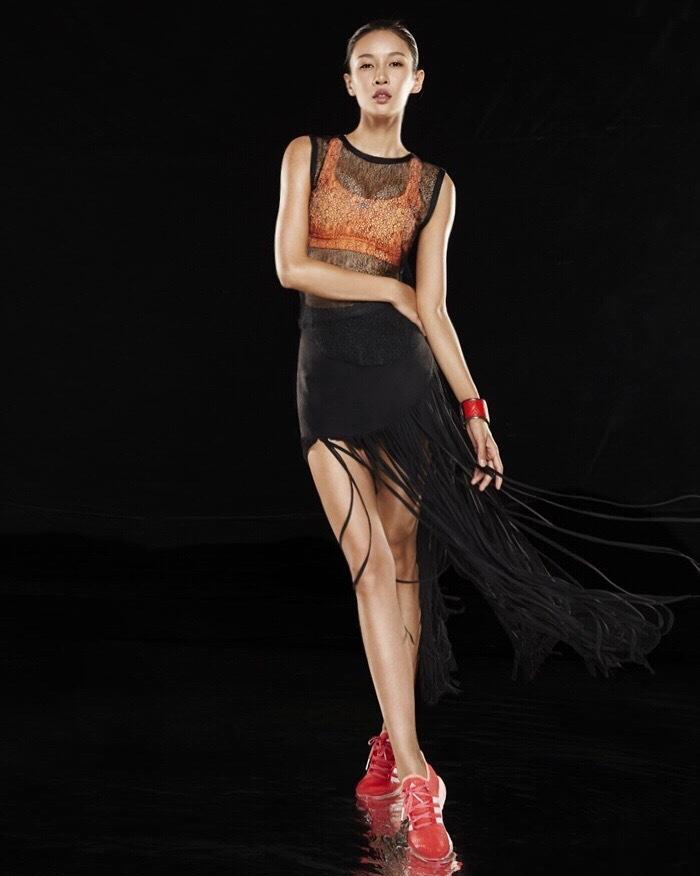 张蓝心穿深v透视礼服超美的, 身材比例也太好了吧?