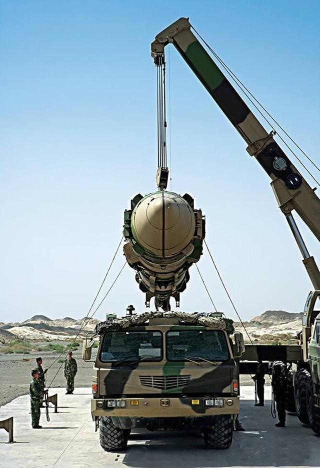 中国新一代东风25导弹首次曝光:可携带多个弹头