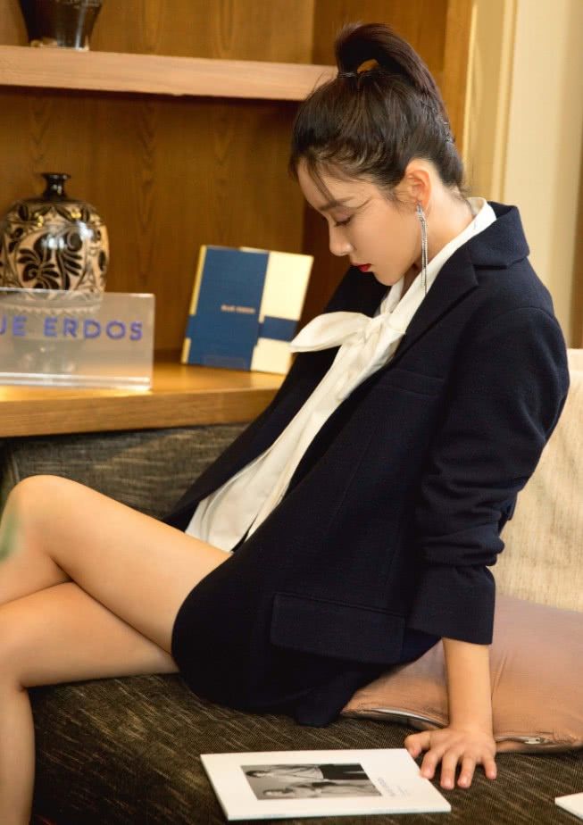 只见过t恤下不穿裤子,不料阚清子穿西装还光着下半身,腿玩年!