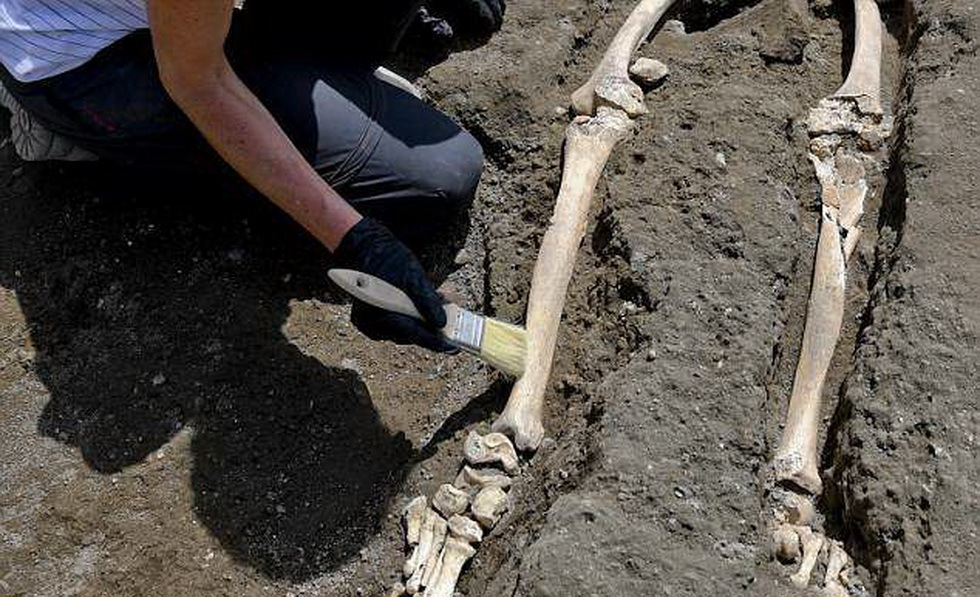 庞贝古城新发现,两千年前男子被石板锤到!