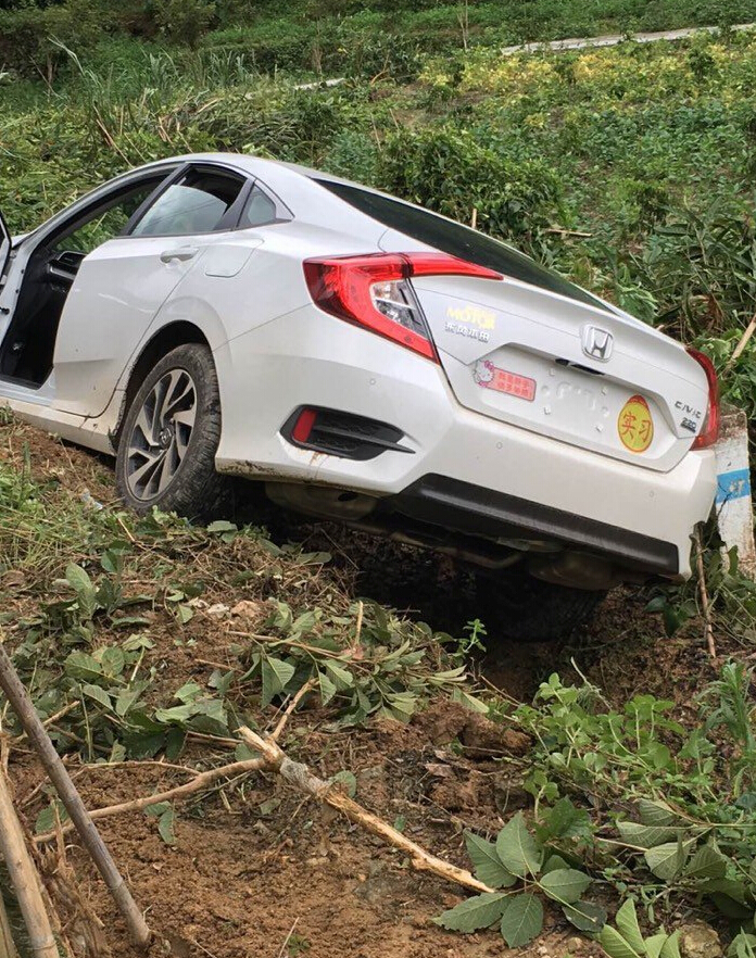 新提思域刚跑200公里,一脚油门掉进沟里了,维修费高达5位数